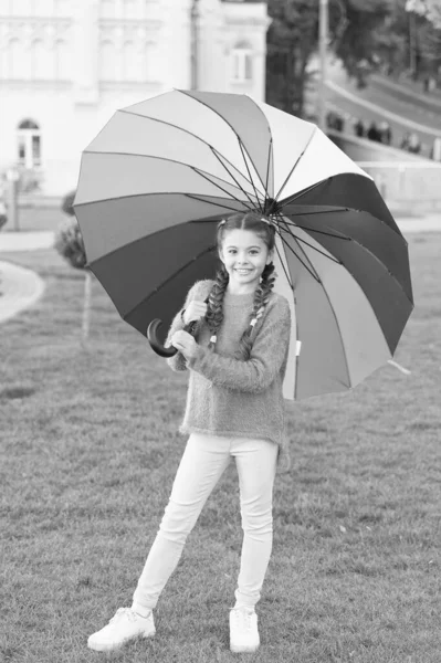 Niña bajo paraguas. Arco iris después de la lluvia. Optimista y alegre. Estilo primavera. Humor positivo en el clima lluvioso de otoño. Paraguas multicolor para niña feliz. Buen humor en cualquier clima — Foto de Stock