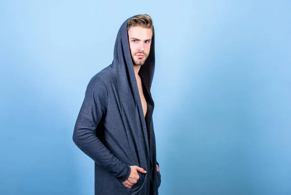 Confiante e elegante. Modelo de moda de homem. sexy macho em estilo ganga. olhar perfeito do homem musculoso. moda masculina e beleza. Um tipo sem barba. homem de casaco com capuz na moda. espaço de cópia — Fotografia de Stock