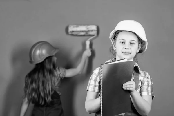 A gyerekek boldog felújítása otthon. Átfestés falak. Lakásfelújítás tevékenység. A gyerekek lányok tervezés felújítás. Lila a kedvenc színem. Gyermekek nővérek felújítása a szobában. Ellenőrzési felújítási folyamat — Stock Fotó
