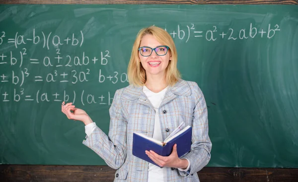 O ensino efetivo envolve a aquisição de conhecimentos relevantes. Mulher ensinando perto de quadro-negro na sala de aula. Ensino efetivo envolve priorização de conhecimentos e habilidades. Qualidades que fazem bom professor — Fotografia de Stock