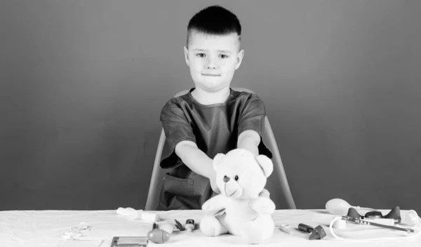 Ärztliche Untersuchung. Medizinische Verfahren für Teddybär. Junge niedliches Kind zukünftige Arztkarriere. Krankenhausangestellte. Gesundheitsversorgung. Medizinkonzept. Kleine Ärztin mit medizinischem Werkzeug beschäftigt — Stockfoto