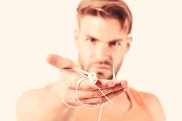 试试这完美的声音。mp3播放器。性感的肌肉男子听音乐在手机MP3播放器。男子与MP3播放器在电话上隔离在白色。耳机中的无剃须人 — 图库照片