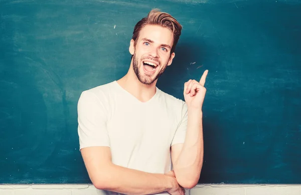 Universiteitsleven. Jonge leraar. Lerarendag. online universitaire cursussen. onderwijs in het buitenland. privaat onderwijs. terug naar school. Man bij Blackboard. Hier kennis opdoen. student in de klas. Beste service — Stockfoto