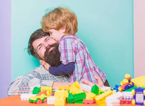 Baba ve oğul tuğlalarla eğlenirler. Sakallı hipster ve çocuk birlikte oynarlar. Mutlu çocukluk. Baba ve çocuk plastik bloklar inşa. Çocuk bakım konsepti. Mutlu bir aile. Çocuk gelişimi ve yetiştirilmesi — Stok fotoğraf