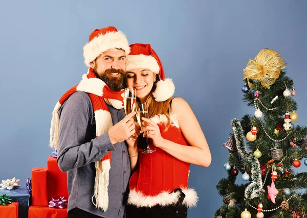 Uomo con barba e donna con facce felici su blu — Foto Stock