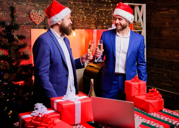 Mannen formele pakken en kerstmannen hoeden hebben champagne glazen. Proost concept. Nieuwjaarsfeest. Zakenmensen drinken champagne op een feestje. Feest met champagne. Collega 's vieren nieuwjaar — Stockfoto