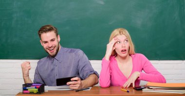 Üniversite okuyan arkadaşlar. Üniversite eğlencesi. Modern eğitim. Üniversitede eğleniyorum. Kolejin tadını çıkarıyorum. Kız ve erkek dertsiz tasasız sınıfta otururlar. Üniversitede ya da üniversitede okumak