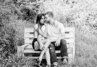 Birlikte güzel bir hafta sonu geçiriyoruz. Sevgililer Günü. Ormanda yaz kampı. Aile hafta sonu. Romantik randevu. Parkta kadın ve erkek. Çift dışarıda bankta rahatlar. Gizli bir yer. Birbirine aşık çiftler. Mutluluk