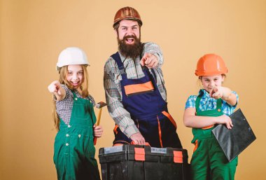 İnşaat işçisi asistanı. Üretici veya marangoz. Üniformalı tamirci. Foreman. Aile takım çalışması. Onarım. Baba ve kız atölyede. Küçük kızlarla sakallı adam. Her ayrıntı önemlidir