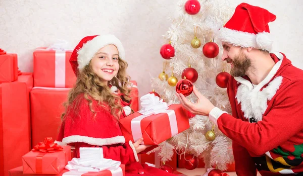 Kerstcadeau voor kind. Maak uw kinderen vakantie extra speciaal dit jaar. Het kerstconcept. Vader in kerstman kostuum geven geschenk aan dochter schattig kind. Gelukkige jeugd. Familievakantie Kerstmis — Stockfoto