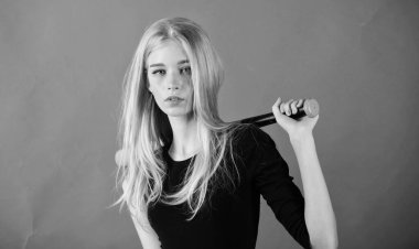 Kız ihale sarışın kırmızı arka planda beyzbol yarasa tutun. Beyzbol sporunda bir kadın. Beyzbol kadın oyuncu kavramı. Nazik ama aptly. Hayır, hayır. Sonuç odaklı. Kadın oyun beyzbol oyunu zevk