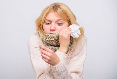 Sıcaklığı ölçmek. Ateş Telafiler kır. Mevsimsel grip kavramı. Kadın kötü hisseder. Nasıl ateş getirmek. Ateş belirtileri ve nedenleri. Hasta kız ateşle. Kız hasta termometre ve doku tutun