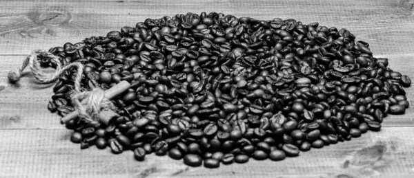 Kawa dla inspiracji i energii. Napoje z kofeiną i przyprawami. Koncepcja tekstury i tła. Kawiarnia albo sklep. Stopień pieczenia ziaren kawy. Świeże palone ziarna kawy — Zdjęcie stockowe