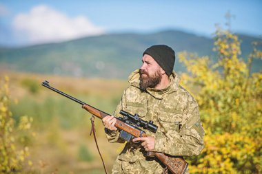 Sakallı avcı eğlence avcılık harcamak. Odak ve deneyimli avcı konsantrasyonu. Avcılık ve bindirme mevsimleri. Erkeksi hobi avcılık. Adam acımasız bekçi doğa arka plan. Avcı tüfek tutun