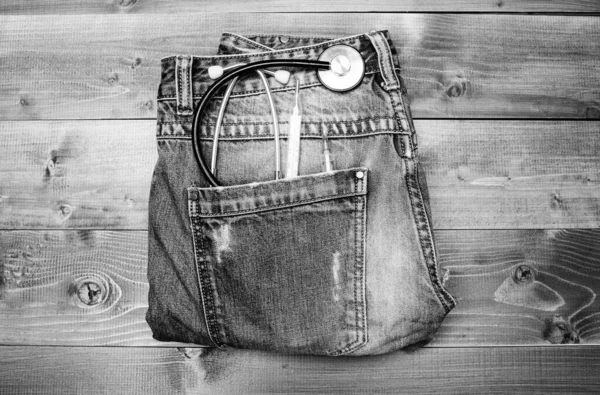 Tratamiento médico. Concepto de medicina. Asistencia médica y consulta. Atributos médicos. Seguro médico. Fonendoscopio y jeringa en fondo de bolsillo para jeans. Prevención vacunación y tratamiento —  Fotos de Stock