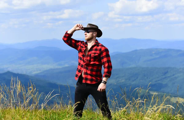 Concepto de senderismo. Ocio activo. Hombre varonil disfrutar de la libertad en las montañas. Explorando el mundo. Masculinidad y energía de montaña. Llamada a la montaña y debo irme. Hombre brutal guardabosques pie en la cima de la montaña —  Fotos de Stock