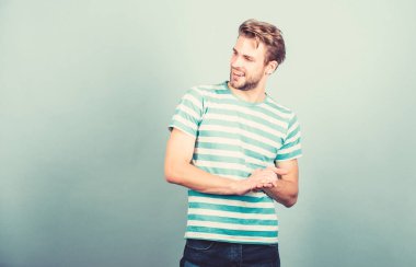 Adam yakışıklı hipster kıl yüz saç mutlu yüz gülümseyen. Mutluluk ve neşe. Gülümseyen yüz ifadesi. İyi bir ruh hali. Olumlu duygular kavramı. Neşeli bir gülümseme. Mizah gülüşü. Gülümseyen adam model