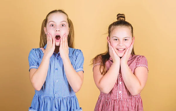 Het hebben van zuster is altijd leuk. Beste vrienden voor altijd. Gelukkige kindertijd. Meisjes zusters plezier samen. Schattige zusters lachende gezichten. Familie liefde. Sisterhood concept. Gelukkige kinderen spelen samen — Stockfoto