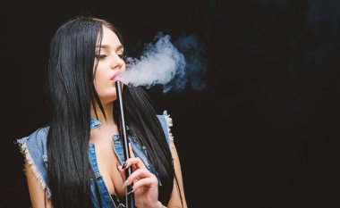 seksi kadın sigara puro. Kötü alışkanlık. Kadın buharı. sağlıksız bağımlılık. Tabacco ilacı. siyah arka planda duman üfler. nargile barı. Elektronik sigara. kopya alanı. Sağlıklı ol, uyuşturucu verme.