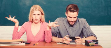 Üniversitede vakit geçiriyorum. Adam ve kız tasasız sınıfta masada oturup. Üniversitede veya üniversitede okumak. Arkadaşlar üniversite okuyan öğrenciler. Üniversite eğlencesi. Modern eğitim. Üniversitede eğlenmek