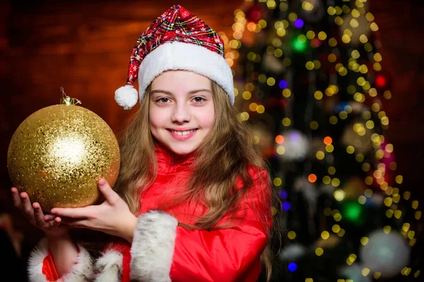 Decoraciones navideñas. Me encanta decorar todo a su alrededor. Brillante juguete grande. Feliz navidad. Ambiente festivo el día de Navidad. Chica santa claus traje celebrar gran bola adornos del árbol de navidad —  Fotos de Stock