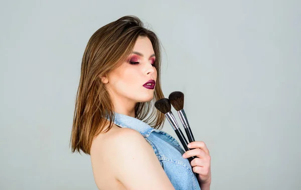 Donna sexy con pennello professionale make up. sessualità. cosmetici per la cura della pelle. salone di parrucchiere di bellezza. copiare spazio. Rossetto e ombretto. moda trucco visage. donna sensuale con i capelli lunghi, stile — Foto Stock