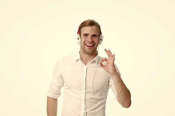 Mann hört Lieblingslied über Kopfhörer und singt. Mann mit Kopfhörer hört Musik. Mann zufriedene Gesicht genießen Musik Kopfhörer hören. modernes Musik-Gadget. Musik-Monatsabo — Stockfoto