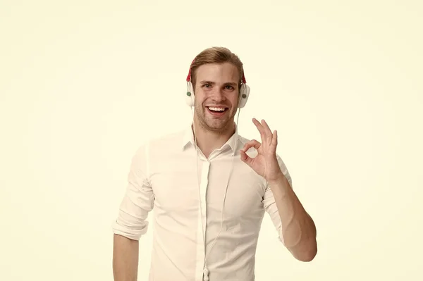 Man luisteren lievelingsliedje in hoofdtelefoons en zingen. Guy met koptelefoon luisteren muziek. Man tevreden gezicht geniet van het luisteren muziek hoofdtelefoon. Gadget van de moderne muziek. Muziek-maandabonnement — Stockfoto