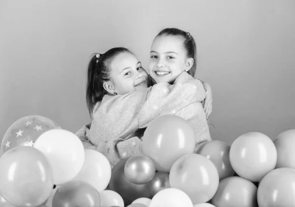 Mädchen beste Freunde in der Nähe von Luftballons. Geburtstagsfeier. Glück und heitere Momente. Unbeschwerte Kindheit. Starten Sie diese Party. Schwestern organisieren Heimatfest. Spaß haben. Ballon-Motto-Party — Stockfoto