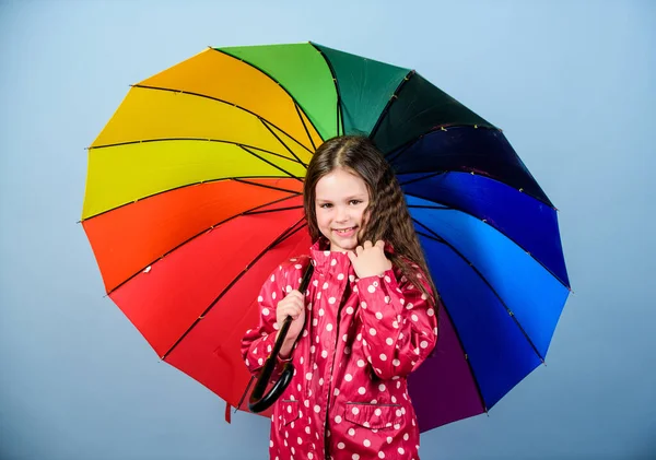 Šťastnou procházku pod deštníkem. Duha je vždycky po dešti. Užijte si déšť. Podzimní sezóna. Holčička šťastně drží barevný duhový deštník. Deštivé počasí se správným oblečením. Zábavný deštivý den — Stock fotografie