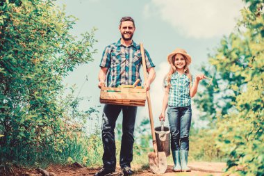 Bahar bahçe kontrol listesi. Baba ve kızı kürek ve sulama olabilir bahçede. Bu bitki yatak hazırlamak ve çim bakımı zamanıdır. Daireler favori bitkiler seçin. Bahçe işleri. Bahar bahçesi