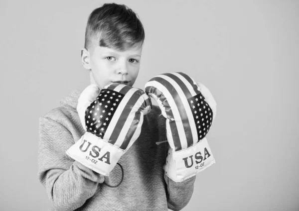 Confiant en sa force. Commencez votre carrière de boxeur. Un garçon sportif porte des gants de boxe avec un drapeau américain. Concept de boxeur américain. Athlète sportif enfant pratiquant la boxe. Du sport de boxe. Vers la victoire — Photo