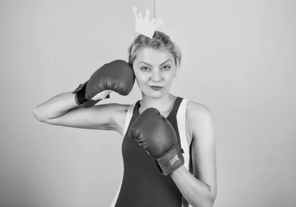 Reina del deporte. Convertirse en el mejor en el deporte de boxeo. Mujer rubia tierna con corona de reina usar guantes de boxeo. Lucha por el éxito. Un gimnasio VIP. Reina luchadora. Guante de boxeo de mujer y símbolo de corona de princesa — Foto de Stock