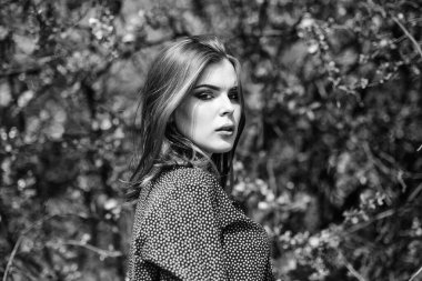 Bahar tazeliği. Doğal kozmetik konsepti. Cilt bakımı. Çiçek açan ağaçlar. Doğal güzellik. Güzel kadın cilt bakımı. Doğayla uyum içinde bir kız. Doğal çevre organik kozmetik ürünleri