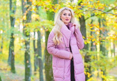 Ceketler herkesin olmalı. Kız moda sarışın parkta yürümek. Satın almak için en iyi kirpi kat. Nasıl rock yıldızı gibi kirpi ceket. Kirpi balığı moda kavramı. Kıyafet kanıtlamak kirpi ceket şık bakabilirsiniz