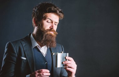 Yanında alkol al. Her zaman benimle. Alkol için düz metal şişe. Adam metal şişetutuyor. Cheers kavramı. Adam sakallı hipster alkol için metal şişesi tutun zarif takım elbise giymek. Alkollü içki