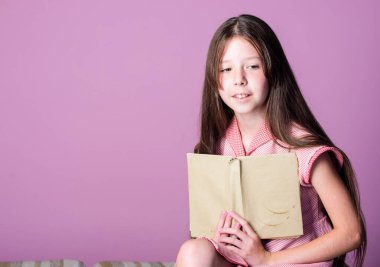 Akıllıca. Çocuk edebiyatı. Kitap aşığı. Küçük kız ilginç bir hikaye okudu. Kurgu kitabı. Evde eğitim. Mutlu bir çocukluk. Sırlarını günlükte tut. Kitapçı konsepti. Kız için roman. Boşluğu kopyala