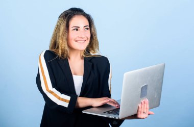 Yeni bilgiler ediniyorum. Çevik iş. Kız pazartesileri siber alışveriş yapıyor. Kadın bilgisayar kullanıyor. Modern hayatta yeni teknoloji. İnternette mutlu öğrenci çalışması. blog ve dijital pazarlama