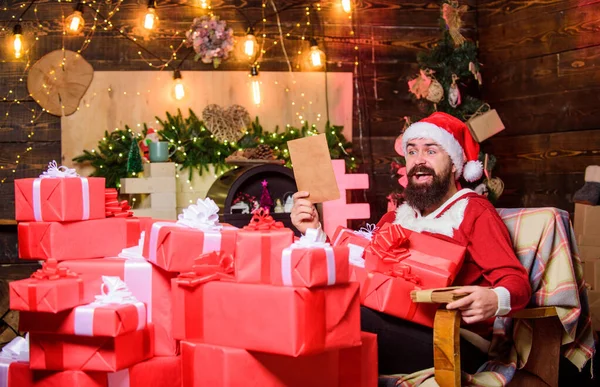 Onverwachte verrassing. wintervakantie. Wacht op kerstcadeautjes. Nieuwjaarsgeschenken. Kerstversiering. De kerstman. winterfeest. Gelukkige baardelf. Vrolijk kerstfeest. man santa ha — Stockfoto