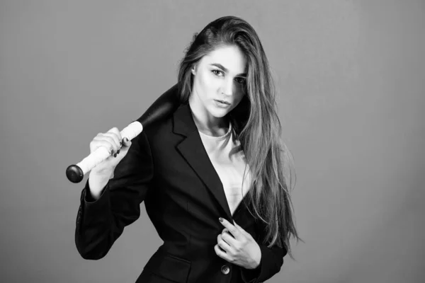 Jefa de negocios. El tiempo exige acciones decisivas. Confianza y fuerza. Juego de la vida. Construir carrera. Mujer bonita chica oso formal chaqueta y celebrar bate de béisbol. Estrategia de negocios. Negocio agresivo — Foto de Stock