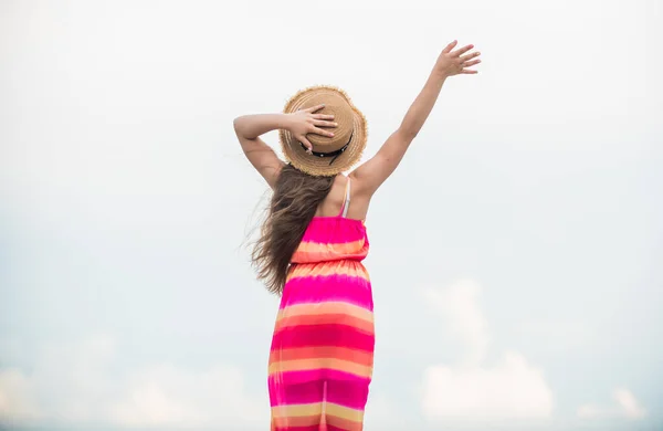 自由で気楽だ。いい振動だ。幸せな国際的な子供の日。幸せな子供時代。休暇を。夏のドレスと帽子の屋外の空の背景のかわいい女の子。リラックスして。子供幸せな小さな女の子 — ストック写真