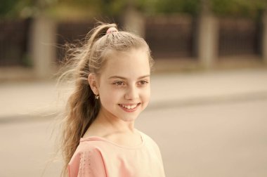 Güzellik ama cilt derinliğinde. Sevimli küçük kız pürüzsüz bebek cilt zevk. Sağlıklı taze yüz cilt güzellik görünümü ile sevimli küçük çocuk. Çocuk Cilt Bakımı kozmetik ve ürünler