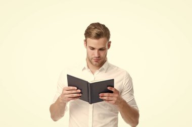 Yakışıklı işadamı kitap okumak. İşadamı kendini geliştirme için kitap okuyun. İlginç bir fikir arıyor. Edebiyat yetişkin okuma. İş Projesi bilgilerini arama adam. Hobi olarak okuma