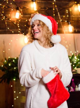 Denesene. Xmas hediyelerle dolu. Kırmızı Noel Baba şapkalı kız. Kış tatili süslemeleri. Neşeli kadın. Noel hazırlığı. Yeni yıl hediyesi. Mutlu yıllar. Noel Baba 'dan hediyeler