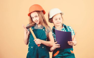 Çocuklar evlerini yeniledikleri için mutlu. Ev geliştirme aktivitesi. Aletleri yenilemeyi planlayan çocuklar. Aile tadilatı evi. Çocuklar odalarını yeniliyor. Kontrol yenileme süreci