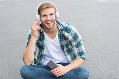 Ses kütüphanesi. Öğrenmenin başka bir yolu. Yakışıklı üniversite öğrencisi kulaklıkları. Çevrimiçi öğrenme. Ses kitabı konsepti. Eğitim teknolojisi. E öğreniyor. Herhangi bir yerde çalış. Dünya çapında bilgi erişimi