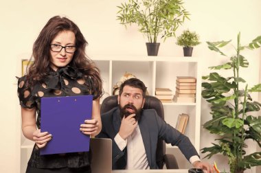 Ofis yönetiminden sorumlu müdür. Arka planda patron ile Şehvetli ofis yöneticisi. Seksi bir görünüme sahip proje yöneticisi. Yönetici ofisinde klasörü tutan sevimli sekreter