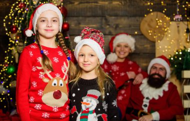 Sevimli kız kardeşler ve ebeveynler Noel 'i evde kutluyorlar. Aile sevgi ve mutluluk yayar. Sevimli bir aile Noel kutlamasının tadını çıkarır. Aile geleneği. Şenlik havası. Aile tatili dostane atmosfer
