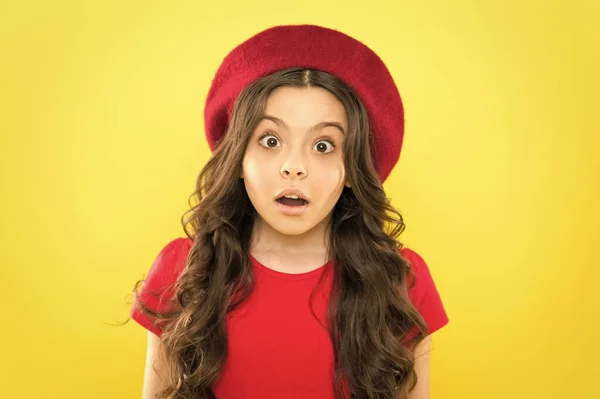 Menina em chapéu de estilo francês. moda de verão e beleza. Infância. salão de cabeleireiro. criança parisiense em fundo amarelo. menina surpreso com cabelo encaracolado longo na boina. Óptimas notícias. Só que não isto. — Fotografia de Stock