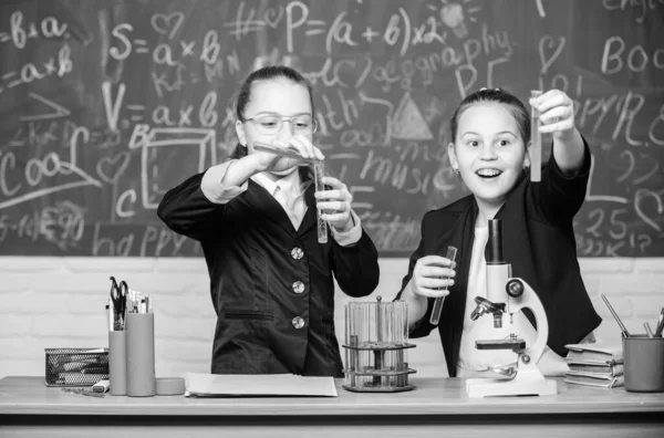 Buenas noticias. experimentos científicos en laboratorio. Investigación química. Las niñas científicas trabajan con microscopio. Niñas en el laboratorio escolar. La ciencia es el futuro. Ciencias biológicas. Niñas felices — Foto de Stock